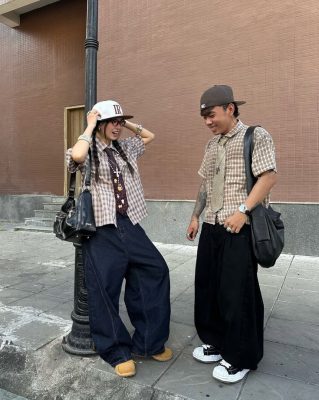 Trang phục unisex thường thoải mái, rộng rãi, không ôm sát cơ thể để cả nam và nữ đều mặc được.