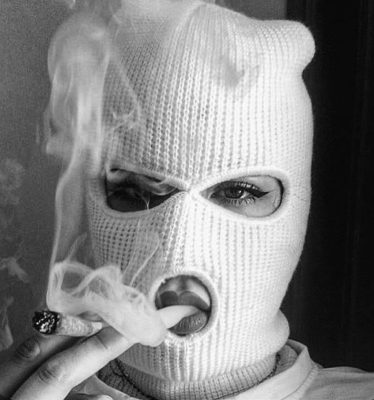 Phụ kiện Balaclava nổi bật bởi tính độc đáo và gây ấn tượng mạnh mẽ.