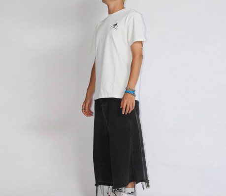 quần short streetwear ALL ARE HOMIES gây ấn tượng bởi thiết kế rách nhẹ ở phần đùi, tạo điểm nhấn bụi bặm