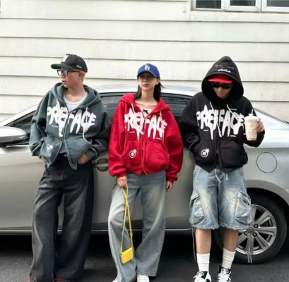 Phối đồ cùng sneakers  kết hợp với tất cổ cao hoặc khoác ngoài như hoodie, áo khoác, mũ, túi cũng sẽ nâng tầm outfit của bạn